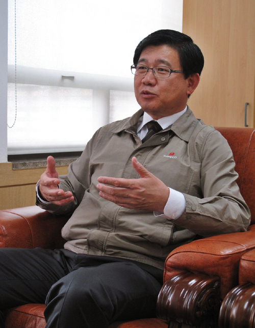 전성수(기업인/도루코 대표)
이 같은 도루코가 올해부터 주방용품 브랜드 키우기에 적극 나섰다. 도루코는 지난해 8월 주방용품 브랜드 마이셰프를 출시했다. 그동안 주방용품이 보조적인 아이템이었다면 이제 당당한 주력 제품임을 선언한 것. 마이셰프 제품에는 도루코란 회사명을 찾아볼 수 없다. 마이셰프를 명품 브랜드로 키우기 위한 회사의 의지가 담겨 있는 대목이다. 마치 도요타의 고급 브랜드 렉서스를 연상케 하는 전략이다.