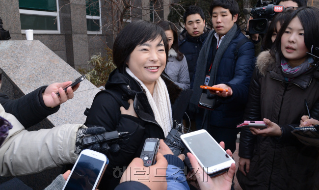 15일 오전 서울 삼청동 대통령직인수위원회로 손수조 청년특위 위원이 기자들의 질문을 받으며 출근하고 있다./안훈기자 rosedale@ 2013.01.15