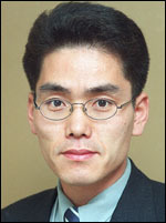 김대우(언론인)
간단한 퀴즈 하나. 미국 국민에게 이것은 치아 신경치료보다 싫고 심한 교통체증보다도 못하다. 심지어 내시경 검사나 바퀴벌레보다도 싫은 대상이다. 이것이 비교대상보다 우위를 보이는 경우는 로비스트나 북한, 성병 등 몇 가지에 불과하다. 과연 이것은 무엇일까. 정답은 미국 의회다.
