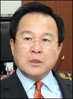 김학규(용인시장)
용인시(시장 김학규·사진)는 지역주민 스스로 지역자원을 활용해 지역 비즈니스를 발굴하고 주민참여를 기반으로 운영하는 예비사회적기업을 발굴 육성하기 위해 올해 시비 7천만원을 예산에 반영, 업체당 최대 1천만원까지 인프라 구축비 등 재정을 지원하기로했다고 15일 밝혔다. 또한 우선 구매 및 판로 개척 등 간접적인 혜택 지원도 추진한다.