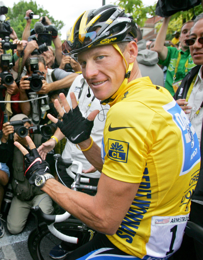 랜스 암스트롱(Lance Armstrong/사이클선수)
In this July 24, 2005 file photo showing overall leader Lance Armstrong, of Austin, Texas, surrounded by press photographers, signaling seven, for his seventh straight win in the Tour de France cycling race, prior to the start of the 21st and final stage of the race, between Corbeil-Essonnes, south of Paris, and the French capital. (AP-Yonhap News)