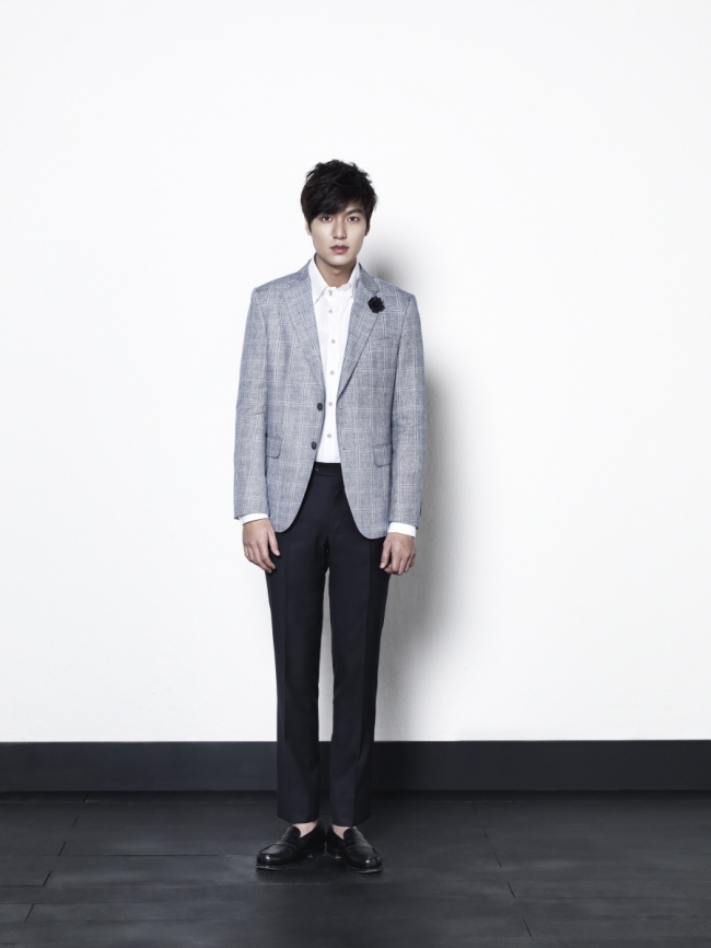 이민호(배우)
역시 숨길 수 없는 ‘기럭지’다. 배우 이민호가 트루젠의 2013년 봄ㆍ여름 화보를 통해 완벽한 슈트핏을 선보였다. 이번 시즌 체스와 사파리, 두 가지 테마로 제품을 출시한 트루젠은 블랙과 화이트를 사용해, 고급스럽고 세련된 남자의 옷차림을 연출했다.