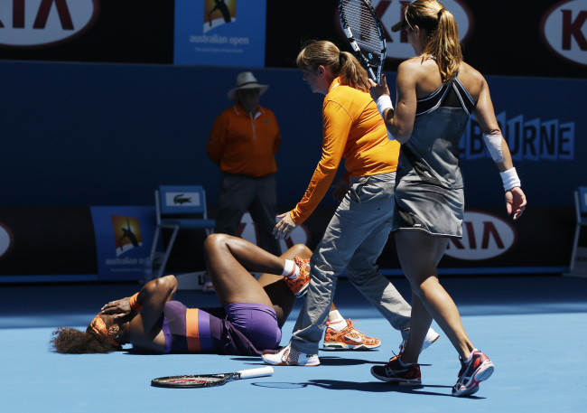 Chair umpire Kerrilyn Cramer (center) and Romania’s Edina Gallovits-Hall come to the aid of an injured Serena Williams on Tuesday.
AP-Yonhap News