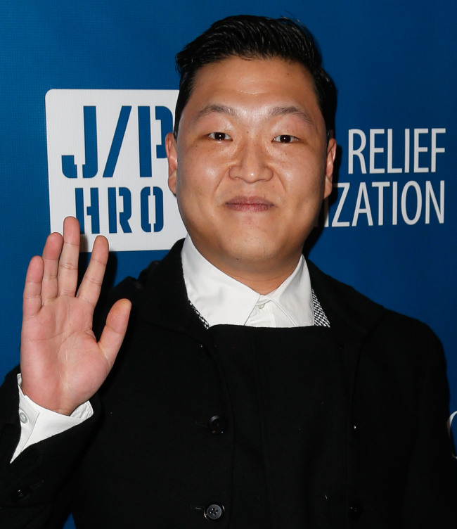 싸이(박재상/가수)
Psy appeared on a Brazilian television show on Jan 13, where he suggested that he may make an appearance during Brazil’s carnival season.
Appearing on Brazil’s variety show “Fantastico,” Psy acknowledged that he was in talks with the organizers of the Carnival about the possibility of participating in the Salvador Carnival in Bahia.
Psy.   AFP-Yonhap News