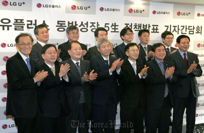 LG Uplus executives and chiefs of its 10 partner firms applaud after announcing that they will work further for shared growth at a press event in downtown Seoul on Tuesday.   LG Uplus