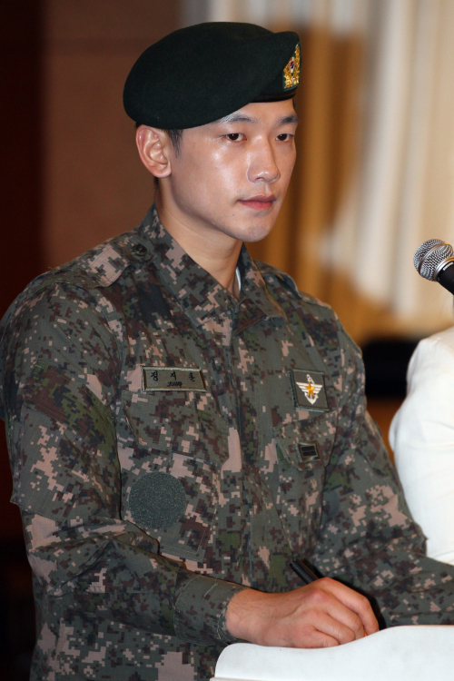 비(정지훈/가수/배우)
복무규율 위반으로 자숙의 시간을 보내고 있는 비(본명 정지훈,31)가 전방으로 복무 변경을 신청한 것으로 확인됐다. 15일 일간스포츠는 비의 최측근을 통해 비가 국방부에 면담을 신청해 전방부대에서 군생활을 마치고 싶다는 뜻을 전했다고 보도했다.