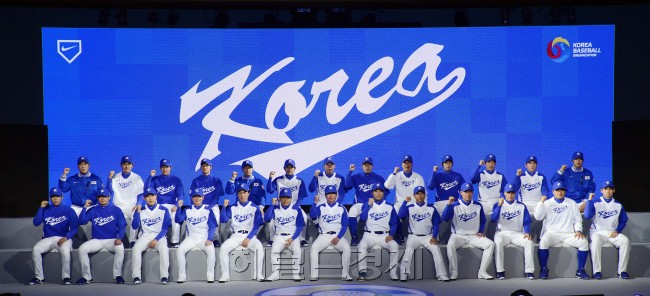 제3회 월드베이스볼 클래식(WBC) 국가대표팀이 15일 오후 서울 역삼동 르네상스 서울 호텔에서 출정식 및 유니폼 발표회를 가지고 화이팅을 외치고 있다. 박해묵 기자/mook@heraldcorp.com
제3회 월드베이스볼 클래식(WBC) 국가대표팀이 15일 오후 서울 역삼동 르네상스 서울 호텔에서 출정식 및 유니폼 발표회를 가지고 화이팅을 외치고 있다. 박해묵 기자/mook@heraldcorp.com