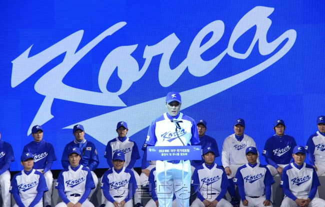 제3회 월드베이스볼 클래식(WBC) 국가대표팀으로 선발된 이승엽 선수가 15일 오후 서울 역삼동 르네상스 서울 호텔에서 출정식 및 유니폼 발표회를 가진 뒤 출사표를 밝히고 있다. 박해묵 기자/mook@heraldcorp.com
제3회 월드베이스볼 클래식(WBC) 국가대표팀으로 선발된 이승엽 선수가 15일 오후 서울 역삼동 르네상스 서울 호텔에서 출정식 및 유니폼 발표회를 가진 뒤 출사표를 밝히고 있다. 박해묵 기자/mook@heraldcorp.com