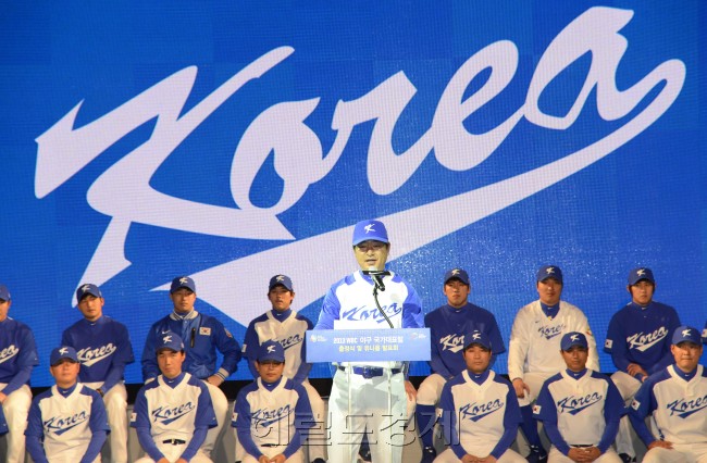 제3회 월드베이스볼 클래식(WBC) 국가대표팀으로 선발된 류중일 감독이 15일 오후 서울 역삼동 르네상스 서울 호텔에서 출정식 및 유니폼 발표회를 가진 뒤 출사표를 밝히고 있다. 박해묵 기자/mook@heraldcorp.com
제3회 월드베이스볼 클래식(WBC) 국가대표팀으로 선발된 류중일 감독이 15일 오후 서울 역삼동 르네상스 서울 호텔에서 출정식 및 유니폼 발표회를 가진 뒤 출사표를 밝히고 있다. 박해묵 기자/mook@heraldcorp.com