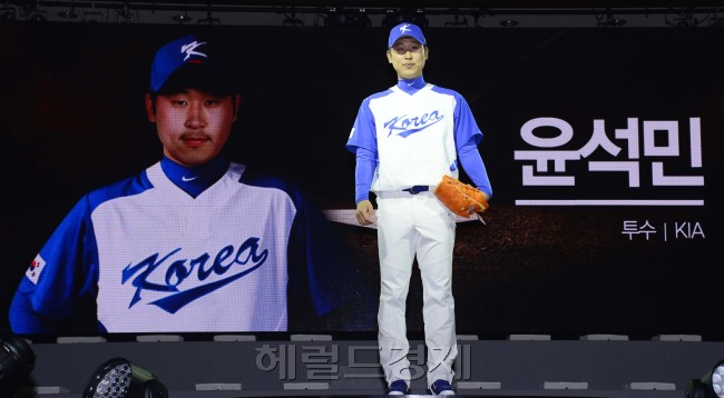 제3회 월드베이스볼 클래식(WBC) 국가대표팀으로 선발된 윤석민 선수가 15일 오후 서울 역삼동 르네상스 서울 호텔에서 출정식 및 유니폼 발표회를 가지고 있다. 박해묵 기자/mook@heraldcorp.com
제3회 월드베이스볼 클래식(WBC) 국가대표팀으로 선발된 윤석민 선수가 15일 오후 서울 역삼동 르네상스 서울 호텔에서 출정식 및 유니폼 발표회를 가지고 있다. 박해묵 기자/mook@heraldcorp.com