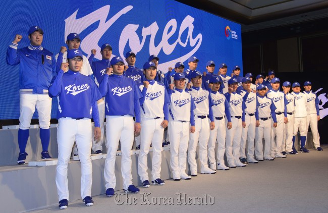 Korea’s World Baseball Classic players pose with their new uniforms during a ceremony in Seoul on Tuesday.   Park Hae-mook/The Korea Herald
