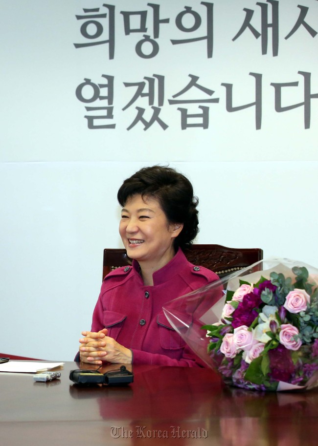 박근혜 18대 대통령 당선인이 15일 오후 서울 종로구 통의동 집무실에서 비쉬누 프라카쉬 인도대사를 접견하고 있다.<br />안훈 기자. rosedale@heraldcorp.com 2013.01.15
