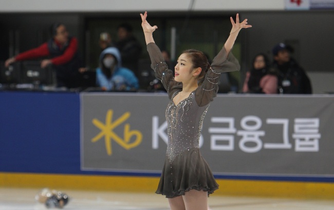 김연아(피겨스케이트 선수)
'피겨여왕’ 김연아(23·고려대)가 난치병 어린이에게 후원금을 전달했다.
유니세프 국제친선대사로 활동 중인 김연아는 15일 유니세프 한국위원회를 통해 난치병 어린이 5명에게 총 5000만원의 후원금을 전달했다.