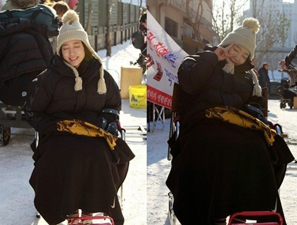 박신혜(배우)
배우 박신혜 브이 사진에 누리꾼들의 시선이 쏠렸다.
지난 14일 박신혜의 소속사 4HIM엔터테인먼트는 tvN 월화드라마 ‘이웃집 꽃미남’ 촬영 현장 비하인드 컷을 공개했다.