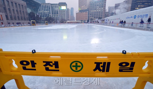 15일 오후 서울광장 스케이트장이 주변 대기질 측정 결과 통합환경대기지수가 나쁨으로 확인돼 스케이트장 운영을 중지하고 있다.<br />김명섭 기자 msiron@heraldcorp.com
15일 오후 서울광장 스케이트장이 주변 대기질 측정 결과 통합환경대기지수가 나쁨으로 확인돼 스케이트장 운영을 중지하고 있다.
김명섭 기자 msiron@heraldcorp.com
15일 오후 서울광장 스케이트장이 주변 대기질 측정 결과 통합환경대기지수가 나쁨으로 확인돼 스케이트장 운영을 중지하고 있다.
김명섭 기자 msiron@heraldcorp.com