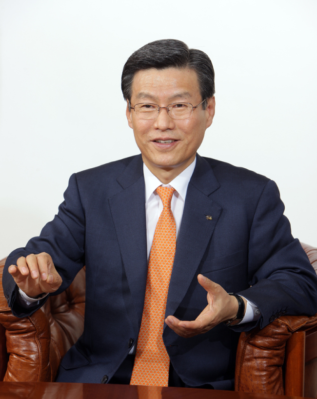 하춘수(금융인/대구은행장)
하춘수 대구은행장은 신년 경영방침으로 “고객은 애인(愛人)이다”는 캐치프레이즈를 내걸었다. 저성장ㆍ저금리로 경영환경이 악화되고 있지만 철저한 고객중심 경영을 통해 위기를 기회로 만들겠다는 각오다.