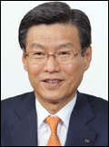 하춘수(금융인/대구은행)
대구은행 하춘수 은행장은 신년 경영방침으로 “고객은 애인(愛人)이다”는 캐치프레이즈를 내걸었다. 저성장ㆍ저금리ㆍ고규제로 수익성 악화가 예상되는 경영환경에서 조직 슬림화를 통한 경영 효율화, 영업력 강화는 물론 고객 중심의 사고방식을 잊지 않겠다는 의지가 읽힌다.