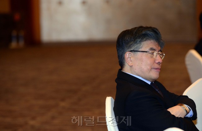 김중수 한국은행 총재가 16일 오전 서울 소공동 롯데호텔에서 열린 금융경연인 조찬강연회에서  강연을 하기 전 굳은 표정을 짓고 있다. 박해묵 기자/mook@heraldcorp.com
김중수 한국은행 총재가 16일 오전 서울 소공동 롯데호텔에서 열린 금융경연인 조찬강연회에서  강연을 하기 전 굳은 표정을 짓고 있다. 박해묵 기자/mook@heraldcorp.com