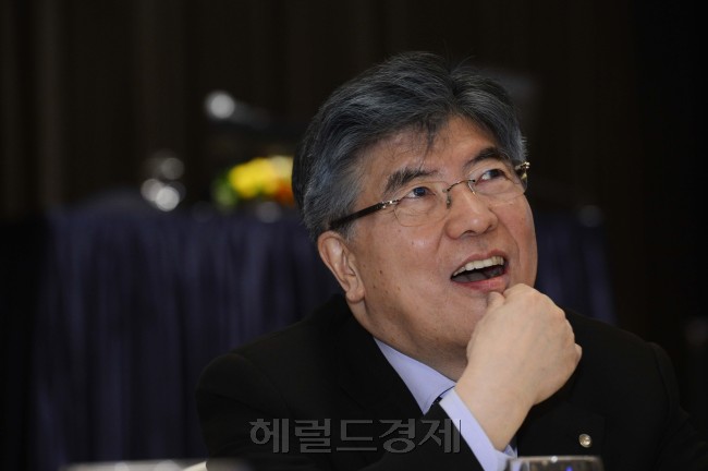 김중수 한국은행 총재가 16일 오전 서울 소공동 롯데호텔에서 열린 금융경연인 조찬강연회에서 강연을 하기 전 환하게 웃고 있다. 박해묵 기자/mook@heraldcorp.com
김중수 한국은행 총재가 16일 오전 서울 소공동 롯데호텔에서 열린 금융경연인 조찬강연회에서 강연을 하기 전 환하게 웃고 있다. 박해묵 기자/mook@heraldcorp.com