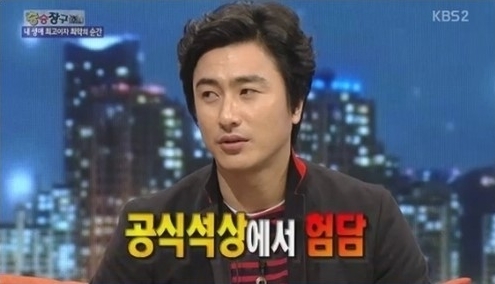 안정환(전축구선수)
안정환은 지난 15일 밤 방송된 KBS2 ‘승승장구’에 출연해 팀 주장 마테리치가 텃새를 부린 사연을 고백했다. 2006년 독일 월드컵 당시 프랑스의 지네딘 지단과 ‘박치기 사건’으로 유명한 마테리치에 대해 안정환은 “생각이 아기 수준이다. 그런데 팀의 핵심이라 그 친구에게 잘 보여야 되는 입장이었다”라고 운을 뗐다. 이어 안정환은 “마테라치가 문을 뻥 차고 들어와 나에게 마늘냄새가 난다고 말했다. 처음에는 못 알아들었는데 통역이 당황하더라. 그 탓에 한동안 한식은 안 먹고 스파게티와 치즈만 먹었다”라고 고백했다.