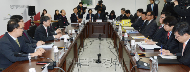 Officials from the Prime Minister’s Office brief the presidential transition committee Wednesday.   Ahn Hoon/The Korea Herald