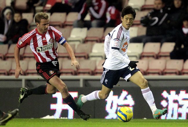 이청용(축구선수/볼튼 원더러스FC/MF)
Bolton’s Lee Chung-yong (right) and Sunderland’s Lee Cattermole challenge for the ball during their FA Cup match on Tuesday.   AFP-Yonhap News