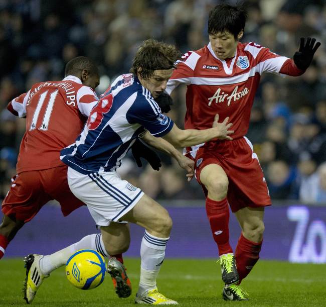 박지성(축구선수/퀸즈 파크 레인저스FC/MF)
QPR’s Park Ji-sung (right) and West Bromwich Albion’s Billy Jones vie for the ball on Tuesday.   AFP-Yonhap News