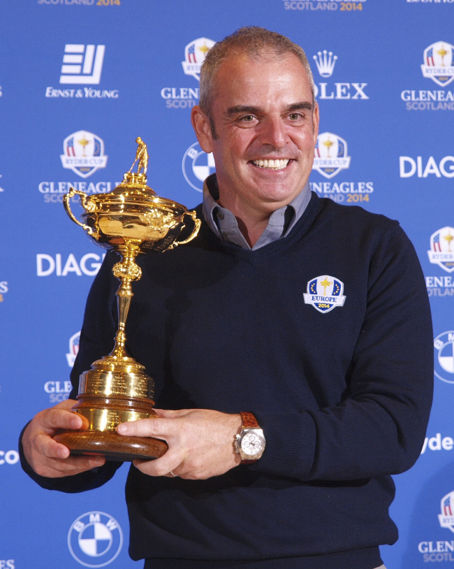 Paul McGinley holds the Ryder Cup during a press conference on Tuesday.
AP-Yonhap News