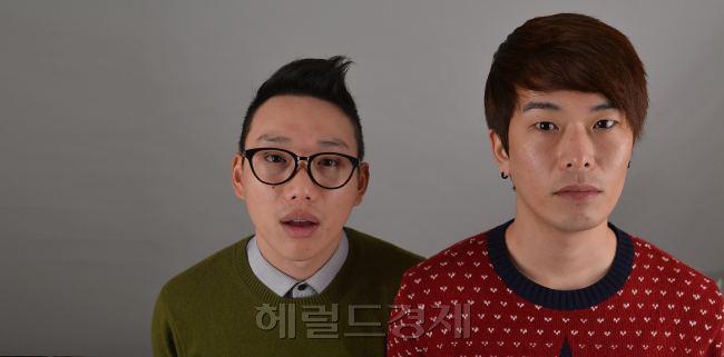 십센치(10cm/가수/남자그룹)
서울 올림픽공원 체조경기장. 가수들에게 있어 이곳은 단순한 경기장 이상의 의미를 가진다. 국내 실내 공연장 중 최대 규모(1만 1000석)를 자랑하는 이곳은 스팅, 엘튼 존, 스티비 원더 등 세계적인 팝스타들과 조용필, 인순이, 신승훈 등 국내 대형 가수들의 독무대였다. 수많은 스타들이 이 곳 어딘가에서 무대 위 자신들의 스타들을 향해 선망의 눈빛을 보낸 기억을 가지고 있다. 이곳에서 듀오 십센치(10㎝)가 다음달 23일 홍대 인디밴드 사상 최초로 단독 공연을 펼친다. 공연을 앞둔 십센치의 멤버 권정열(보컬)과 윤철종(기타)을 15일 본사 인근 카페에서 만났다.