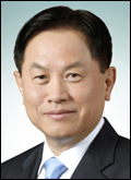 서진원(금융인/신한은행장)
서진원 신한은행장은 16일 경기도 기흥연수원에서 연수 중인 신입직원들을 방문해 “상황에 끌려 다니며 수동적인 삶을 사는 포로가 아닌 인생을 주도적으로 살며 삶의 의미를 스스로 찾아내는 프로가 돼라”고 말했다.
