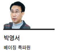 박영서(언론인)
지난 13일 일본 육상자위대의 최정예부대인 제1공정단(공수부대)이 연례훈련에서 처음으로 ‘섬 탈환’ 작전을 벌였다.
해상ㆍ항공 자위대까지 포함해 약 300명의 대원이 참여한 입체작전이었다. 섬을 점거한 적군을 함포사격과 헬기공격으로 일단 제압한 후 수송기에서 차례로 낙하산병이 낙하하고 이어 탱크와 장갑차가 상륙해 섬을 되찾는 훈련이 40여분 전개됐다. 이번 훈련에는 P-3C 정찰기, 패트리어트 3형 탄도미사일 등 첨단장비와 무기도 동원됐다.