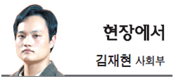 김재현(언론인)
오는 21~22일 국회 인사청문회를 앞두고 있는 이동흡(62ㆍ사법연수원 5기) 헌법재판소장 후보자에 대한 자질 논란이 계속되고 있다. 정치권과 법조계에서 제기된 의혹들은 위장 전입과 저작권법 위반, 삼성 협찬 지시 의혹, 아들 증여세 탈루 등 이미 10여가지가 넘는다. 주로 이 후보자의 도덕성 문제나 정치적 성향에 대한 지적들이다. 그렇다면 이 후보자의 능력 등에 대한 헌법재판소 내부 평가는 어떨까?