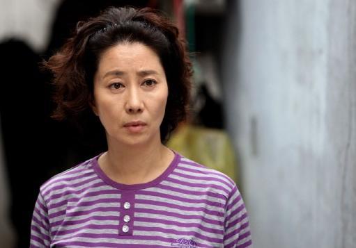 송옥숙(배우)
한진희, 송옥숙, 차화연의 공통점은? 50ㆍ60대의 관록 있는 연기파 배우, 시청자에게 선호도가 높고 이미지도 좋은 배우. 이런 평가만 있는 건 아니다. 방송3사를 넘나들며 일주일에 한꺼번에 세 가정의 아버지이자 어머니로 변신하고 있는 배우란 점에서도 같다. 즉 ‘겹치기 출연’ 배우다. 종합편성채널(이하 종편) 출범 뒤 잦아진 배우의 겹치기 출연 현상이 종편의 드라마 제작 투자 축소에도 불구하고 조금도 나아지지 않았다. 오히려 동시 2편 출연 수준에서 3편까지 늘었다.