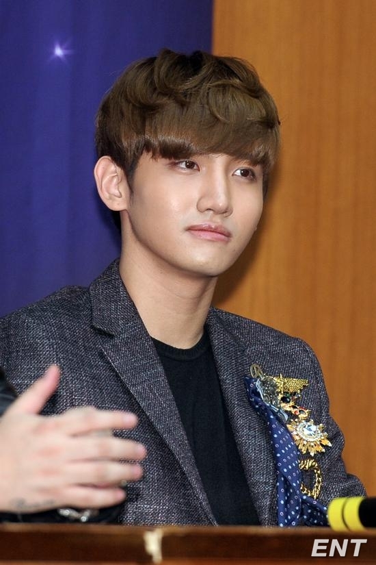 최강창민(심창민/가수/동방신기)
동방신기 최강창민이 KBS2 새 예능프로그램 ‘달빛프린스’에 출연하는 소감을 전했다. 최강창민은 1월 16일 오전 11시 서울 여의도 KBS 신관 5층 국제회의실에서 열린 ‘달빛프린스’ 기자간담회에 참석해 “저도 이제 데뷔 10년 차인데 예능은 초보다”라며 “솔직히 미칠듯이 부담이 된다”고 말했다.