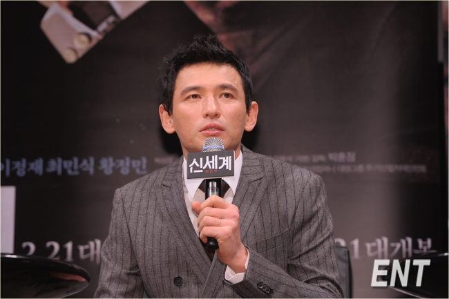 황정민(배우)
배우 황정민이 영화 ‘신세계’로 스크린 복귀를 알리는 가운데 “전작 ‘달콤한 인생’ 속 백사장 캐릭터와는 또 다른 독특함이 있다”고 말했다.
황정민은 1월 16일 오전 11시 서울 압구정CGV에서 열린 ‘신세계’(감독 박훈정)의 제작발표회에서 맡은 역할에 대한 소개와 작품에 대한 애정을 드러냈다.