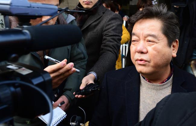 심형래(개그맨/영화감독/기업인)
코미디언 출신 영화감독 심형래(55)에게 임금체불 혐의로 징역 10월에 집행유예 2년이 선고됐다.
서울남부지법 형사6단독 김영식 판사는 16일 직원 43명의 임금 및 퇴직금 8억9천153만원을 체불한 혐의로 기소된 심형래에게 징역 10월에 집행유예 2년을 선고하고 사회봉사 80시간을 명령했다.
Shim Hyung-rae