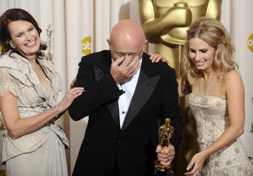 The family of actor Heath Ledger, (L to R) mother Sally Bell, father Kim Ledger and sister Kate Ledger, hold his Oscar for best supporting actor in the film "The Dark Knight" at the 81st Academy Awards in Hollywood on February 22, 2009. (UPI)