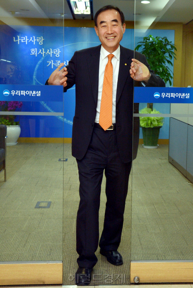 이병재(금융인/우리파이낸셜 사장)
몇 해 전 국내서도 베스트셀러에 오른 일본 소설 ‘만약 고교야구 여자 매니저가 피터 드러커를 읽는다면’에서는 1루에 주자가 있으면 통상 번트를 쳐 승수를 높이는 관행을 버리고 고객(관중) 감동을 위해 정직하게 경기에 임하자는 ‘혁신’이 나온다. 또 만년 꼴찌팀에 들어온 새 매니저는 감독과 부원이 의사소통을 거부하고, 부원은 서로를 이해하지 못해 갈등하던 고교 야구부에 공동의 목표를 세운 뒤 팀을 효율적으로 변화시킨다. 적극적인 소통으로 서로를 이해하게 된 야구부는 조직력을 갖춰 점점 ‘이기는’ 경기를 하게 된다.