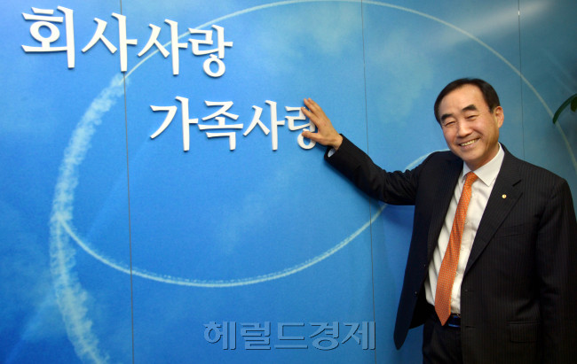 이병재(금융인/우리파이낸셜 사장)
몇 해 전 국내서도 베스트셀러에 오른 일본 소설 ‘만약 고교야구 여자 매니저가 피터 드러커를 읽는다면’에서는 1루에 주자가 있으면 통상 번트를 쳐 승수를 높이는 관행을 버리고 고객(관중) 감동을 위해 정직하게 경기에 임하자는 ‘혁신’이 나온다. 또 만년 꼴찌팀에 들어온 새 매니저는 감독과 부원이 의사소통을 거부하고, 부원은 서로를 이해하지 못해 갈등하던 고교 야구부에 공동의 목표를 세운 뒤 팀을 효율적으로 변화시킨다. 적극적인 소통으로 서로를 이해하게 된 야구부는 조직력을 갖춰 점점 ‘이기는’ 경기를 하게 된다.