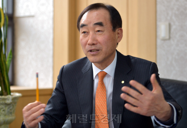 이병재(금융인/우리파이낸셜 사장)
몇 해 전 국내서도 베스트셀러에 오른 일본 소설 ‘만약 고교야구 여자 매니저가 피터 드러커를 읽는다면’에서는 1루에 주자가 있으면 통상 번트를 쳐 승수를 높이는 관행을 버리고 고객(관중) 감동을 위해 정직하게 경기에 임하자는 ‘혁신’이 나온다. 또 만년 꼴찌팀에 들어온 새 매니저는 감독과 부원이 의사소통을 거부하고, 부원은 서로를 이해하지 못해 갈등하던 고교 야구부에 공동의 목표를 세운 뒤 팀을 효율적으로 변화시킨다. 적극적인 소통으로 서로를 이해하게 된 야구부는 조직력을 갖춰 점점 ‘이기는’ 경기를 하게 된다.