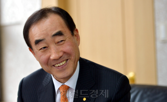 이병재(금융인/우리파이낸셜 사장)
몇 해 전 국내서도 베스트셀러에 오른 일본 소설 ‘만약 고교야구 여자 매니저가 피터 드러커를 읽는다면’에서는 1루에 주자가 있으면 통상 번트를 쳐 승수를 높이는 관행을 버리고 고객(관중) 감동을 위해 정직하게 경기에 임하자는 ‘혁신’이 나온다. 또 만년 꼴찌팀에 들어온 새 매니저는 감독과 부원이 의사소통을 거부하고, 부원은 서로를 이해하지 못해 갈등하던 고교 야구부에 공동의 목표를 세운 뒤 팀을 효율적으로 변화시킨다. 적극적인 소통으로 서로를 이해하게 된 야구부는 조직력을 갖춰 점점 ‘이기는’ 경기를 하게 된다.