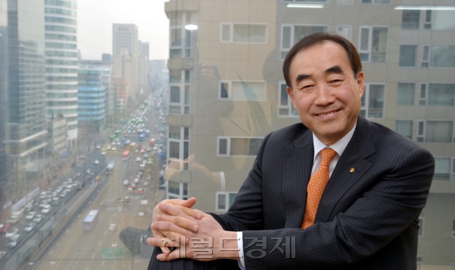 이병재(금융인/우리파이낸셜 사장)
몇 해 전 국내서도 베스트셀러에 오른 일본 소설 ‘만약 고교야구 여자 매니저가 피터 드러커를 읽는다면’에서는 1루에 주자가 있으면 통상 번트를 쳐 승수를 높이는 관행을 버리고 고객(관중) 감동을 위해 정직하게 경기에 임하자는 ‘혁신’이 나온다. 또 만년 꼴찌팀에 들어온 새 매니저는 감독과 부원이 의사소통을 거부하고, 부원은 서로를 이해하지 못해 갈등하던 고교 야구부에 공동의 목표를 세운 뒤 팀을 효율적으로 변화시킨다. 적극적인 소통으로 서로를 이해하게 된 야구부는 조직력을 갖춰 점점 ‘이기는’ 경기를 하게 된다.