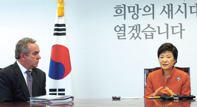 President-elect Park Geun-hye meets Kurt Campbell, U.S. assistant secretary of state for East Asian and Pacific affairs, in her office Wednesday. (Ahn Hoon/The Korea Herald)