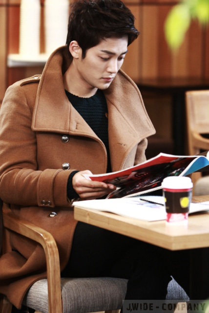 김진우(배우)
1월 16일 소속사 제이와이드컴퍼니가 공개한 SBS 일일 드라마 ‘가족의 탄생’ 촬영 스틸컷 속 김진우는 패션 디자이너 수호 역에 완벽히 몰입된 모습을 선보이고 있다.