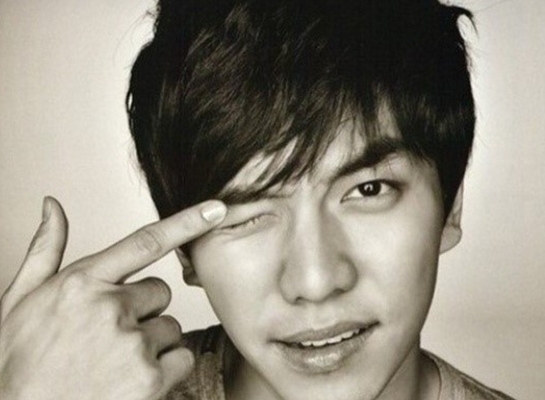이승기(배우/가수)
이승기가 광고모델 호감도 순위에서 3개월째 부동의 1위를 지켰다.
한국 CM 전략연구소에 따르면 “지난 해 12월 광고모델 호감도 1위에 이승기가 선정됐다”고 밝히는 한편 김태희와 김수현이 각각 2위와 3위에 올랐다고 덧붙였다.