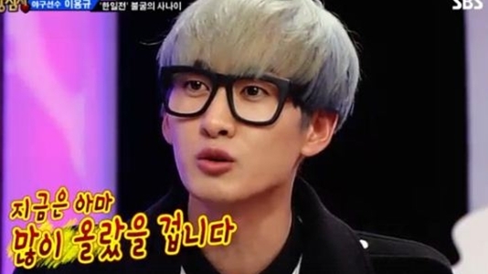 은혁(이혁재/가수/슈퍼주니어)
그러자 은혁은 “그때 제 순위는 235위였다”며 “아마 지금은 많이 올랐을 것 같다”고 자폭개그를 덧붙여 주위에 촬영장을 초토화시켰다.
앞서 은혁은 가수 아이유와 함께 찍은 셀카 사진이 유포돼 곤욕을 치렀다.
은혁 자폭개그를 접한 누리꾼들은 “은혁 자폭개그, 웃프네” “은혁 자폭개그, 쿨하다” “은혁 자폭개그, 검색어 올라 좋지만은 않을듯”등의 반응을 보였다.