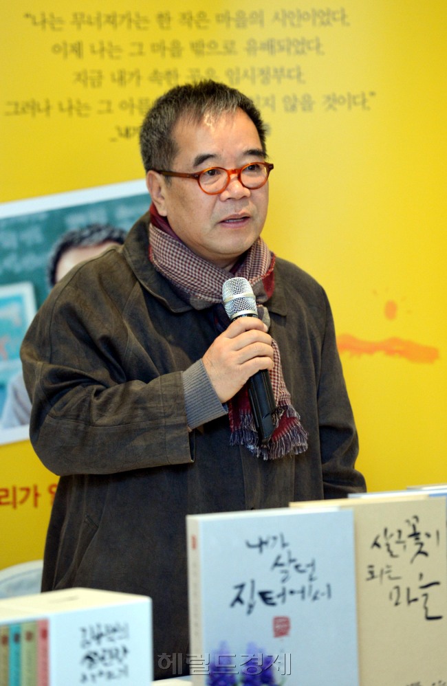 김용택(시인)
김용택 시인이 펴낸 ‘섬진강 이야기’에서 만난 이네들의 이름은 언제 들어도 정겹다. 골목길을 숨차게 뛰놀던 어린 시절, 가물가물한 친구들의 얼굴이 금세 그리워진다. 1982년 ‘섬진강Ⅰ’을 발표하면서 등단한 시인은 시에 담아내지 못했던 진메마을 이야기를 매일 20장씩 써내려 갔다. 30년 동안 이런저런 책으로 나온 섬진강 이야기를 이번에 한데 묶었다. ‘김용택의 섬진강 이야기’(전 8권)다.