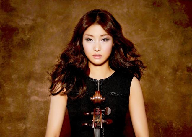 이유정(첼리스트)
독일의 클래식 잡지 ‘Das Orchester’는 최근 출간한 1월호에서 지난해 발매된 이유정의 앨범에 대해 “프로코피예프의 작품을 과감하게 소화했다”고 전했다. 특히 로스트로포비치가 편곡한 프로코피예프의 교향 협주곡 연주는 “프로코피에프 특유의 아이러니를 강렬하게 풀어내면서도 과도한 감상에 빠지지 않는 절제미를 보여준다”고 평가했다.
