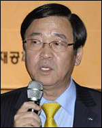정지택(기업인/두산중공업 부회장/한국기계산업진흥회회장)
한국기계산업진흥회(회장 정지택ㆍ두산중공업 부회장)는 지난 16일 서울 여의도 63빌딩에서 홍석우 지식경제부 장관, 이완근 신성솔라에너지 회장, 주덕영 로봇산업진흥원장 등 300여명이 참석한 가운데 ‘기계산업인 신년인사회’를 열었다.