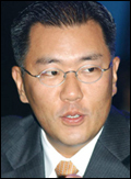 정의선(기업인/현대자동차부회장)
17일 재계에 따르면 최근 정의선 현대자동차 부회장은 11대 대한양궁협회 회장 선거에 단독 출마했다. 오는 25일 열리는 대의원 총회에서 연임에 성공할 경우 정 부회장은 지난 2005년 9대 회장에 오른 이후 세번째 회장직을 맡게 된다.